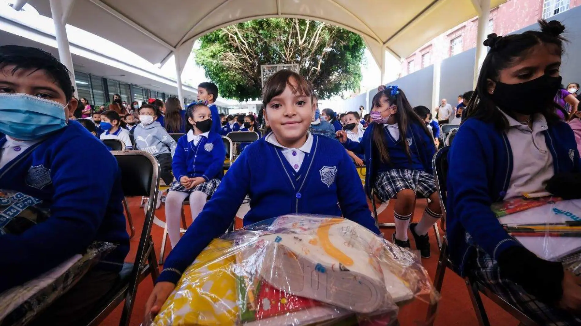 Entrega de útiles escolares a estudiantes de Jalisco